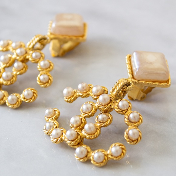 Chanel Vintage S/S 1992 Gold-Plated CC Logo Pearl Collection 28 Clip Earrings - Picture 2 of 11